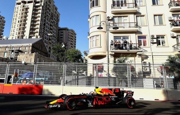 Ricciardo sorprende en Azerbaiyán, Sainz y Alonso puntúan