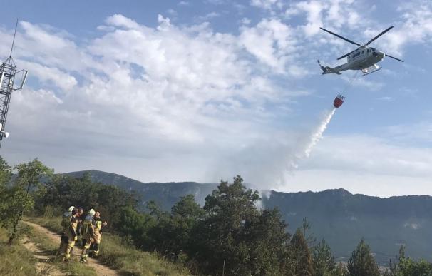 Bomberos trabajan en la extinción de un incendio forestal cerca del embalse de Yesa