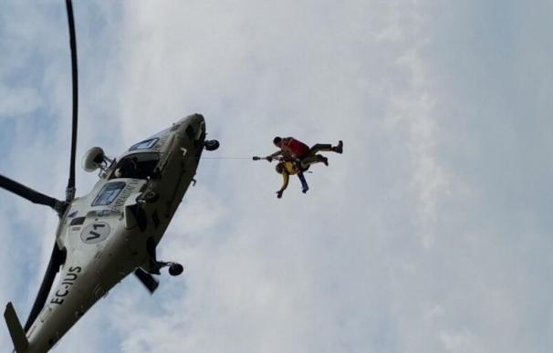 Rescatan en helicóptero a un hombre de 36 años mientras escalaba en la Cova Negra de Xàtiva