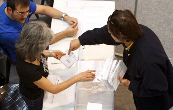 Más de 682.000 españoles piden votar por correo, 88.000 menos que en 2008