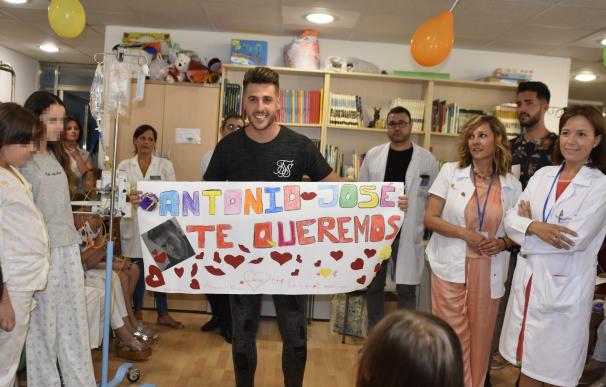 El artista palmeño Antonio José visita a los niños ingresados en el Hospital Reina Sofía y canta para ellos