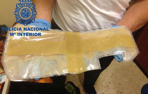 Detienen a una mujer con más de dos kilos de cocaína en gel en el aeropuerto de Manises
