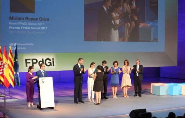 Los Reyes entregan los Premios FPdGi a cuatro jóvenes comprometidos y emprendedores