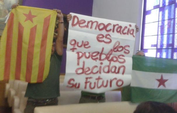 Una moción contra la independencia de Cataluña provoca el desalojo de varias personas del pleno