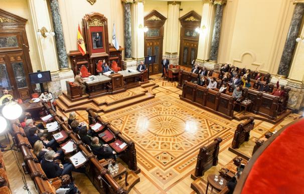 El Ayuntamiento de A Coruña aprueba sus presupuestos con enmiendas de PP y PSOE a las partidas de la Marea Atlántica