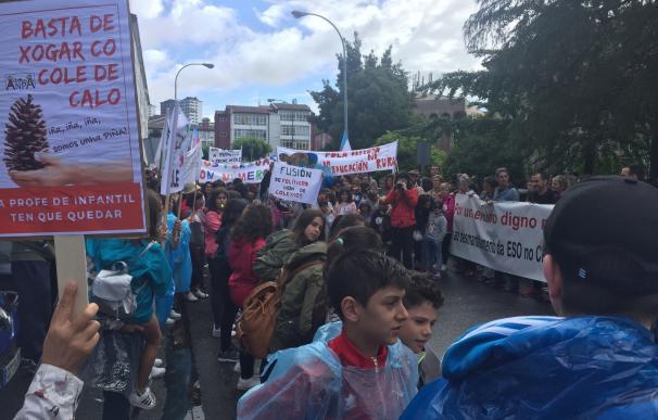 (AMP2) Cientos de personas rodean la Xunta en Santiago en una manifestación contra del cierre de centros educativos