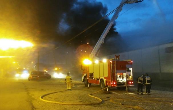Los bomberos de la DPZ controlan un incendio declarado en una empresa de Pinseque