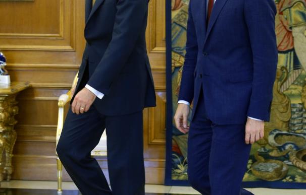 Pedro Sánchez será recibido el martes por el Rey, mientras espera la llamada de Rajoy