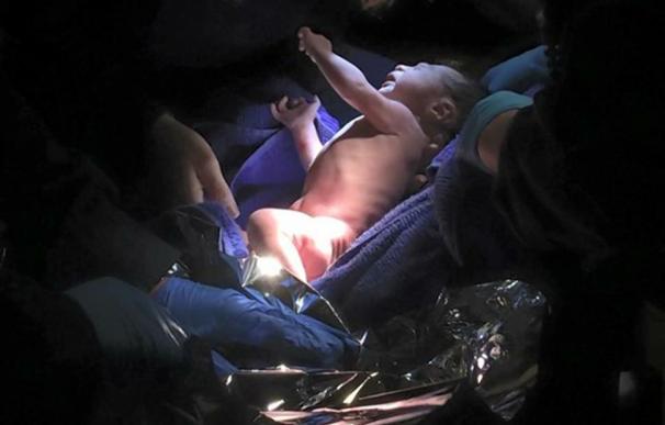 El bebé estaba envuelto en unas toallas color morado. (Foto: FATHER CHRISTOPHER HEANUE)