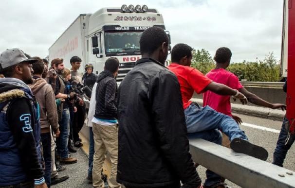 4.500 personas intentan salir de Calais