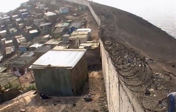 El muro que separa Lima tiene 10 kilómetros.