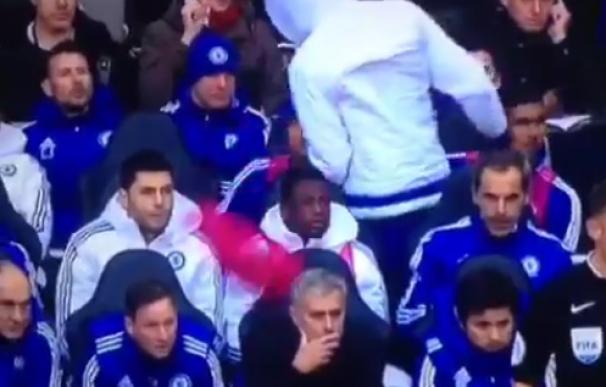 Diego Costa, de espaldas y con capucha, le lanza el peto a Mourinho