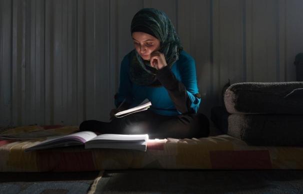 Muzon, la niña siria que da clases a los refugiados