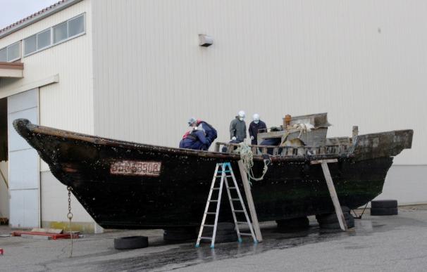 Uno de los barcos descubiertos en la costa de Japón.