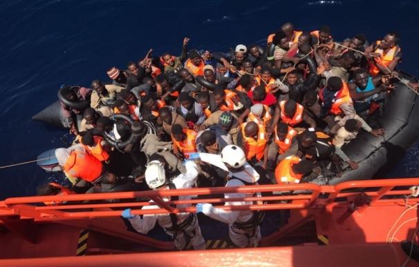Trasladan al puerto de Motril a 92 personas, dos de ellas menores, rescatadas de tres pateras