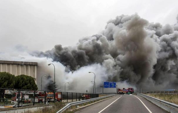 Desalojan a 400 personas por contaminación ambiental tras el incendio de Campofrío en Burgos