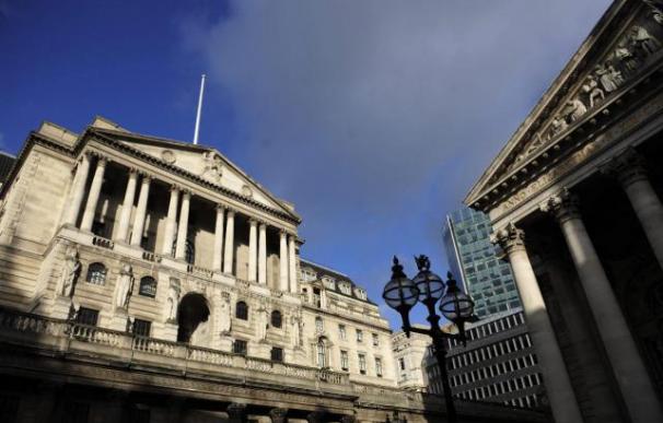 El Banco de Inglaterra baja los tipos al mínimo histórico del 0,25%