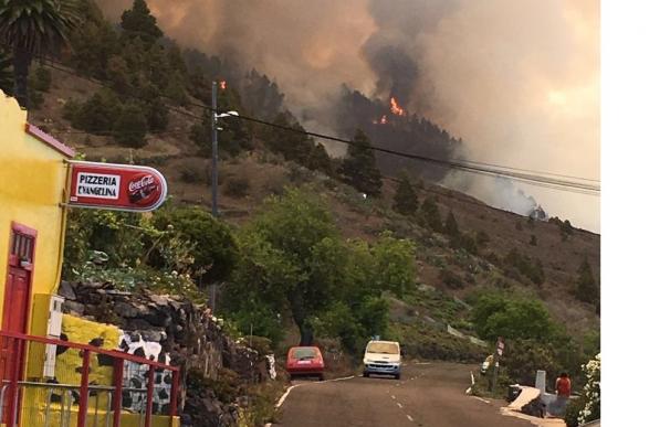 Evacuadas unas 700 personas de manera preventiva por el incendio de La Palma