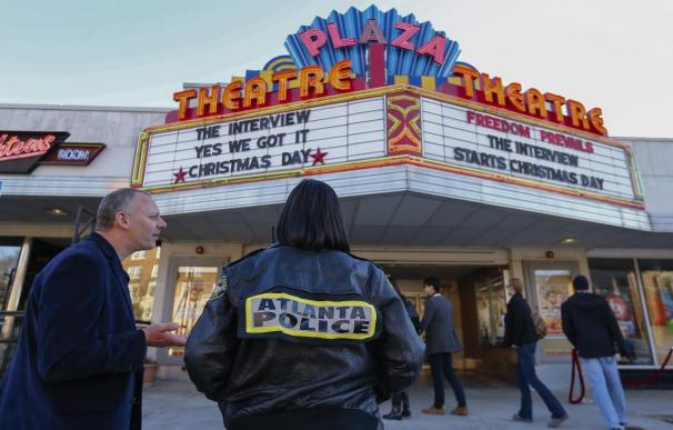 Unos 300 cines de EE.UU. proyectan el polémico filme "The Interview"