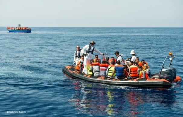 El barco 'Phoenix' de Médicos sin Fronteras rescata a 201 personas en el Mediterráneo