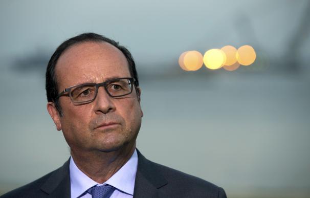 French President Francois Hollande listens to jour