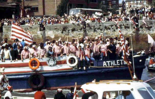 La gabarra surcó la ría con los campeones por primera vez en 1983