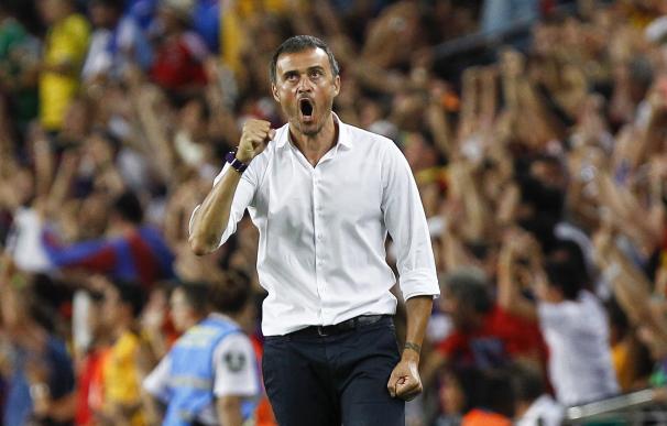 Barcelona's coach Luis Enrique (R) celebrates a go