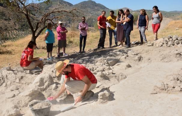 Jóvenes realizan tareas arqueológicas en el yacimiento de Tózar en el campo de trabajo del IAJ