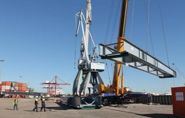 Nueve piezas de grandes dimensiones parten del Puerto de Sevilla a Gales para la estructura de un viaducto
