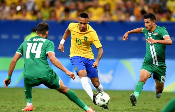 La Brasil de Neymar entra en crisis al empatar con Irak, Argentina toma oxígeno