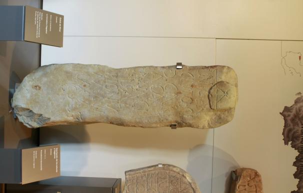 Cultura entrega una réplica de la Estela de Nicer realizada por los restauradores del Museo Arqueológico