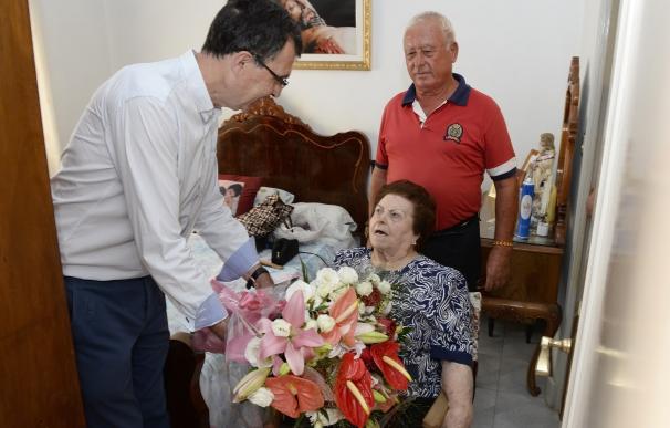 La abuela de Alquerías cumple un siglo de vida "como una rosa"