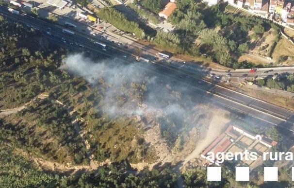 Reanudada la circulación en la AP-7 tras controlar el fuego de La Jonquera (Girona)