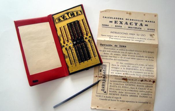 El Museo González Santana de Olivenza expone una calculadora de bolsillo del siglo pasado como pieza del mes de agosto