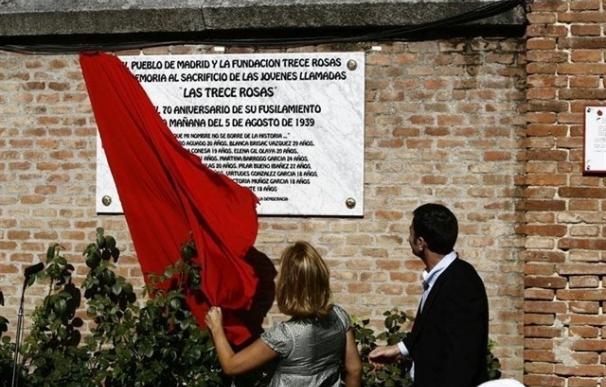 El PCM homenajea a las '13 rosas' y los '43 claveles', "mártires de la democracia y héroes de la historia"
