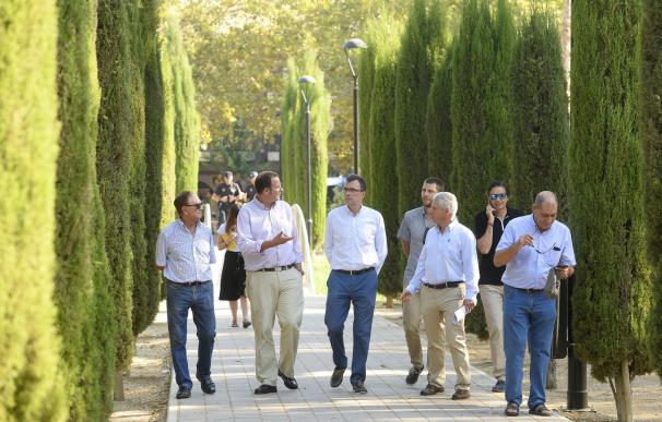 Más de 200 personas trabajan este verano en el plan de puesta a punto de los parques y jardines de Murcia
