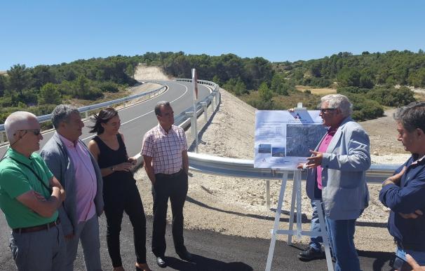 Sánchez Quero visita la reforma de la carretera que une Valmadrid y La Puebla de Albortón