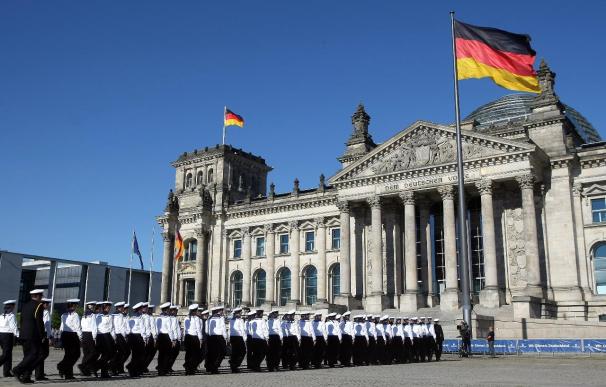 New Bundeswehr Recruits Take Oath In Front Of Reichstag