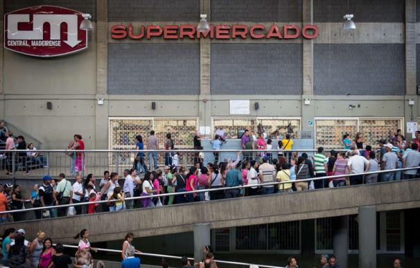 Largas colas en un supermercado de Venezuela /AFP