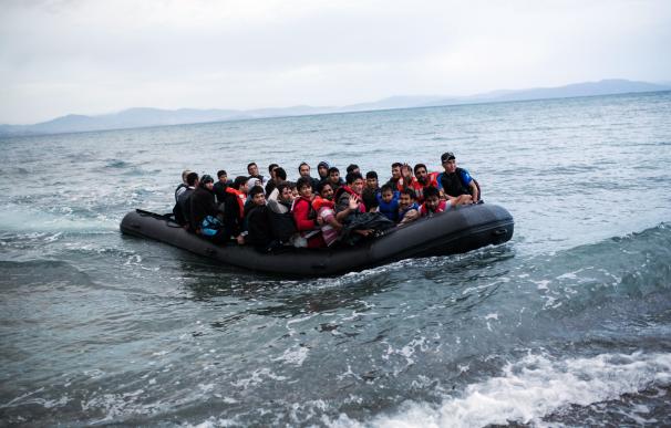 Un bote abarrotado de inmigrantes afganos llega a una playa en la isla griega de Kos