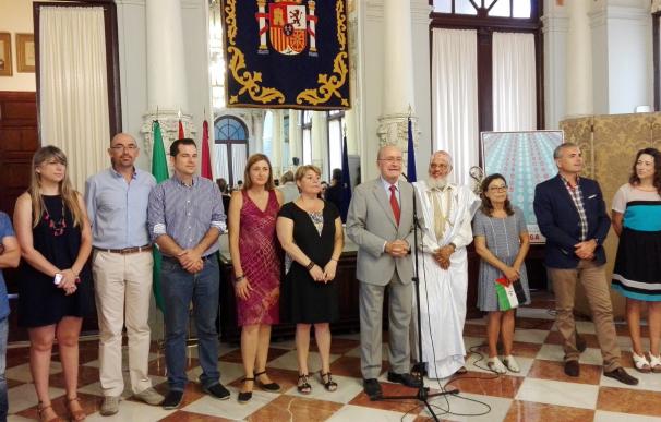 La Corporación municipal recibe a un grupo de 35 niños saharauis que pasan el verano en Málaga