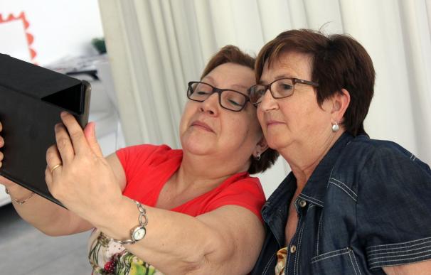 Un aula móvil de la Fundación Vodafone y la DPH forma a los mayores en el uso de tabletas y teléfonos