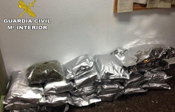 La Guardia Civil interviene 20 kilos de marihuana en un camión en Sagunto y detiene a un hombre