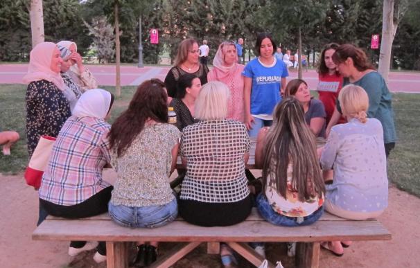 Una veintena de inmigrantes y refugiadas abandera, en torno a un té, el valor de la interculturalidad en Valladolid