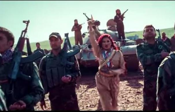 La cantante kurda Helly Luv en su último vídeo 'Revolution', contra el EI