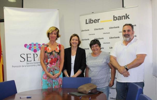 Liberbank aporta 52.000 euros para mejorar las residencias de mayores de Villasbuenas de Gata y Helechosa de los Montes