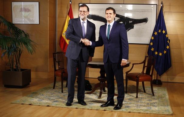Rajoy da un "primer paso" con Ciudadanos para una "negociación abierta y sin límites" pero aún no garantiza investidura