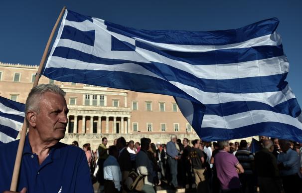 Decenas de griegos protestan delante del parlamento Nacional en Atenas, Grecia