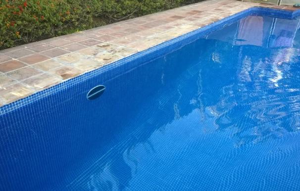 Un español patenta el foco subacuático para piscinas que se recarga con la luz del sol