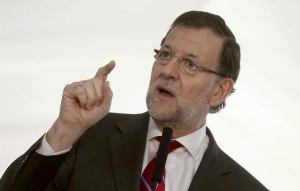 Rajoy subraya que la Constitución sigue "tan viva como siempre"
